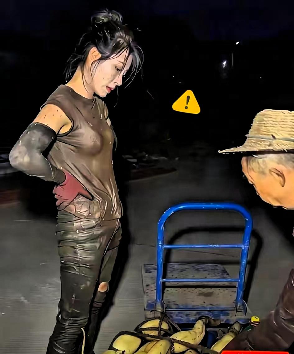 女子种了十几亩莲藕，现在到了收获的季节。丈夫在外打工，十几亩藕塘的农活都由她一人