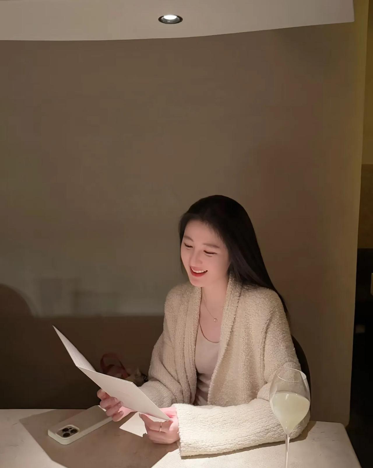 书香满溢，笑语盈盈。