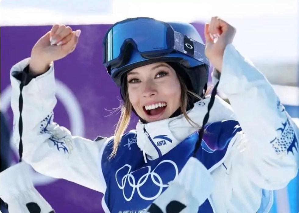 谷爱凌惊喜现身！一身穿搭值26万1年狂赚1.6亿全球女运动员第4