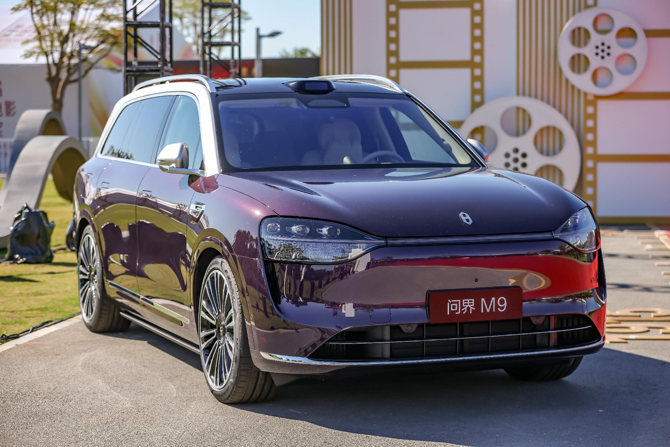 总结：本届金鸡奖最大赢家——问界M9！红毯造型会被嘲，座驾排面永不翻车！建议下届