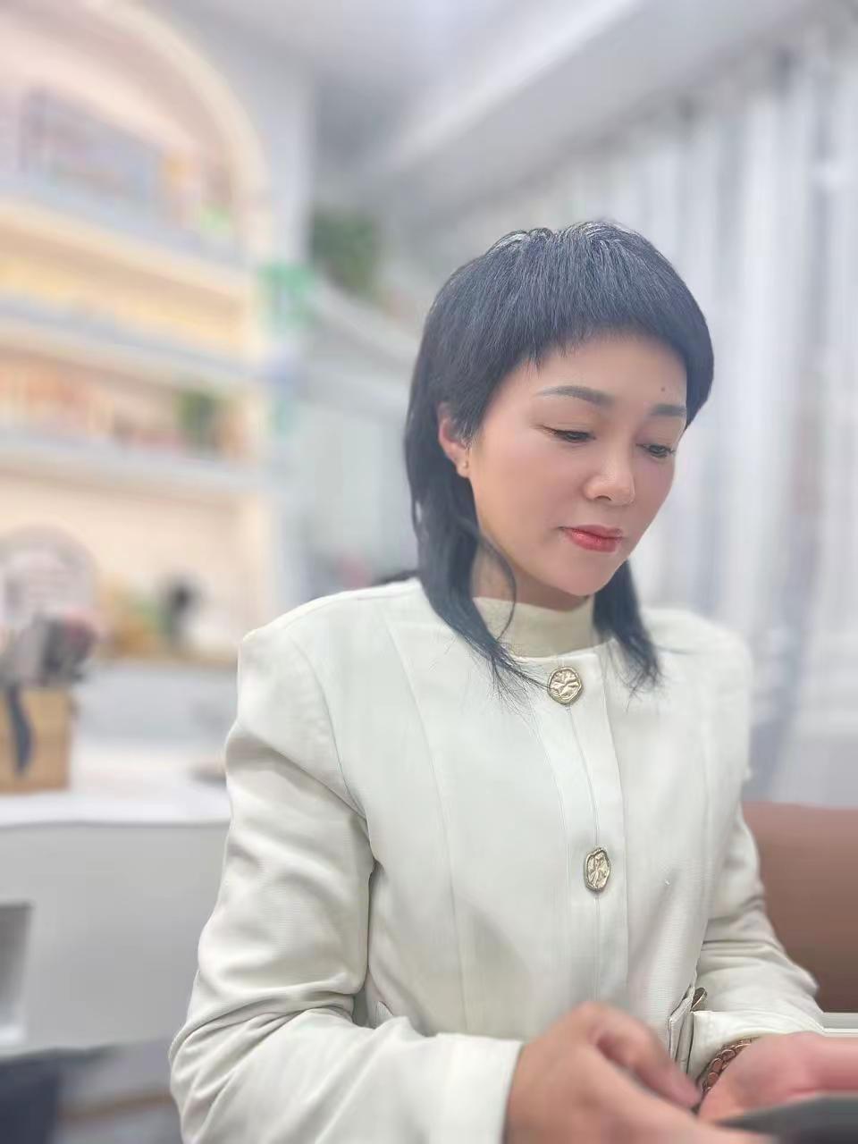 优雅气质，短发小姐姐来了