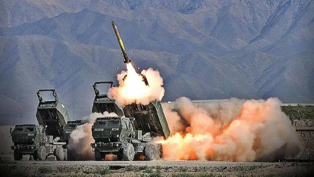 重炮洗地！很多人以为柬埔寨只能挨打。错了！当PHL-03远程火箭炮像“点穴手”一