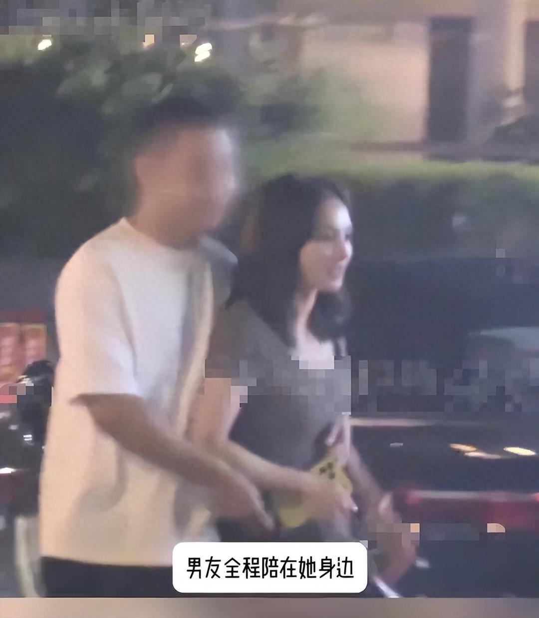 36岁知名女星恋情曝光，被拍到双臂环住一名男子的脖子，男子还搂着她的腰。令人无语