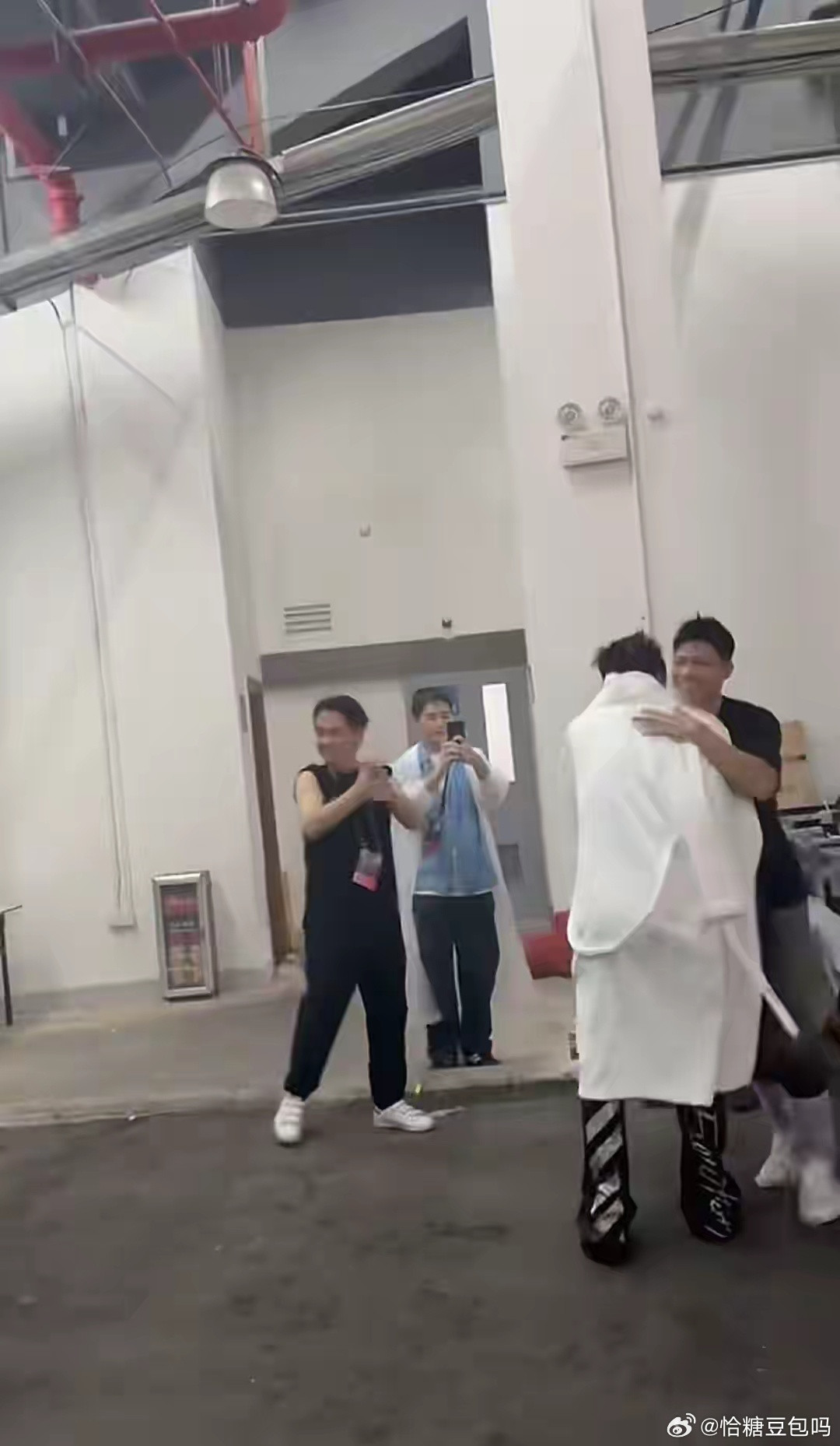 谢霆锋广州演唱会撞上台风暴雨，却成经典。他全程淋雨，没因恶劣天气有丝毫懈怠，用行