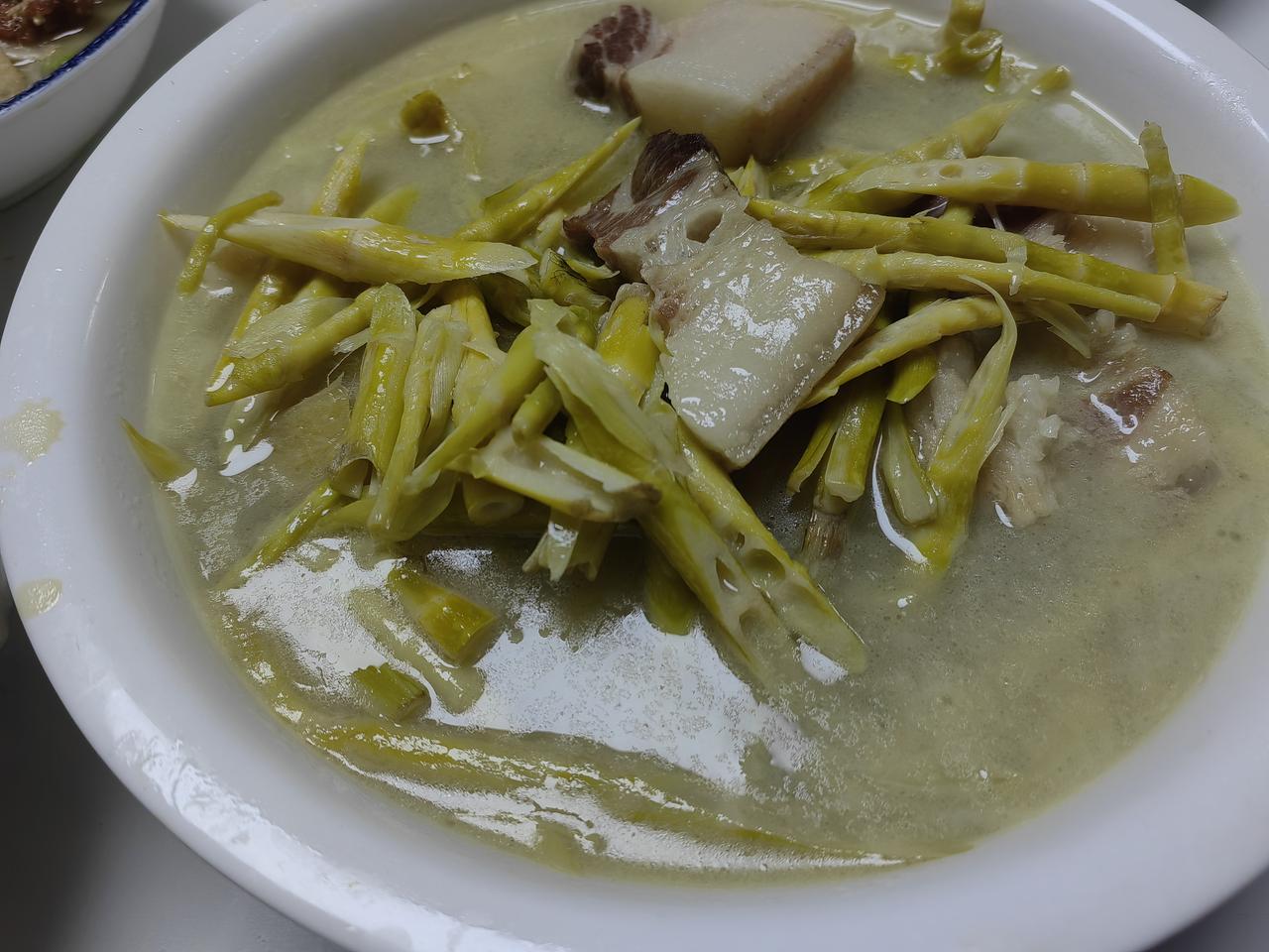 家宴。咸肉炖野笋（弟弟昨晚做的，今天回锅，依然超级赞，当然咸肉是灵魂），野笋炒咸