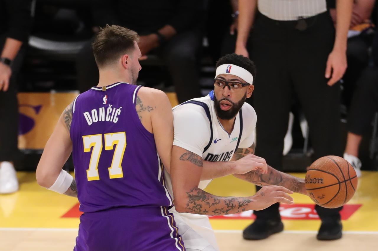 浓眉这是离开湖人真的连最后一块遮羞布都不要了，近日，前湖人球星浓眉在参加勇士球星