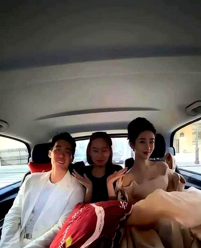 后台角落里，一个中年男人的头埋在杨紫肩上，肩膀抖得收不住。杨紫像哄孩子一样，