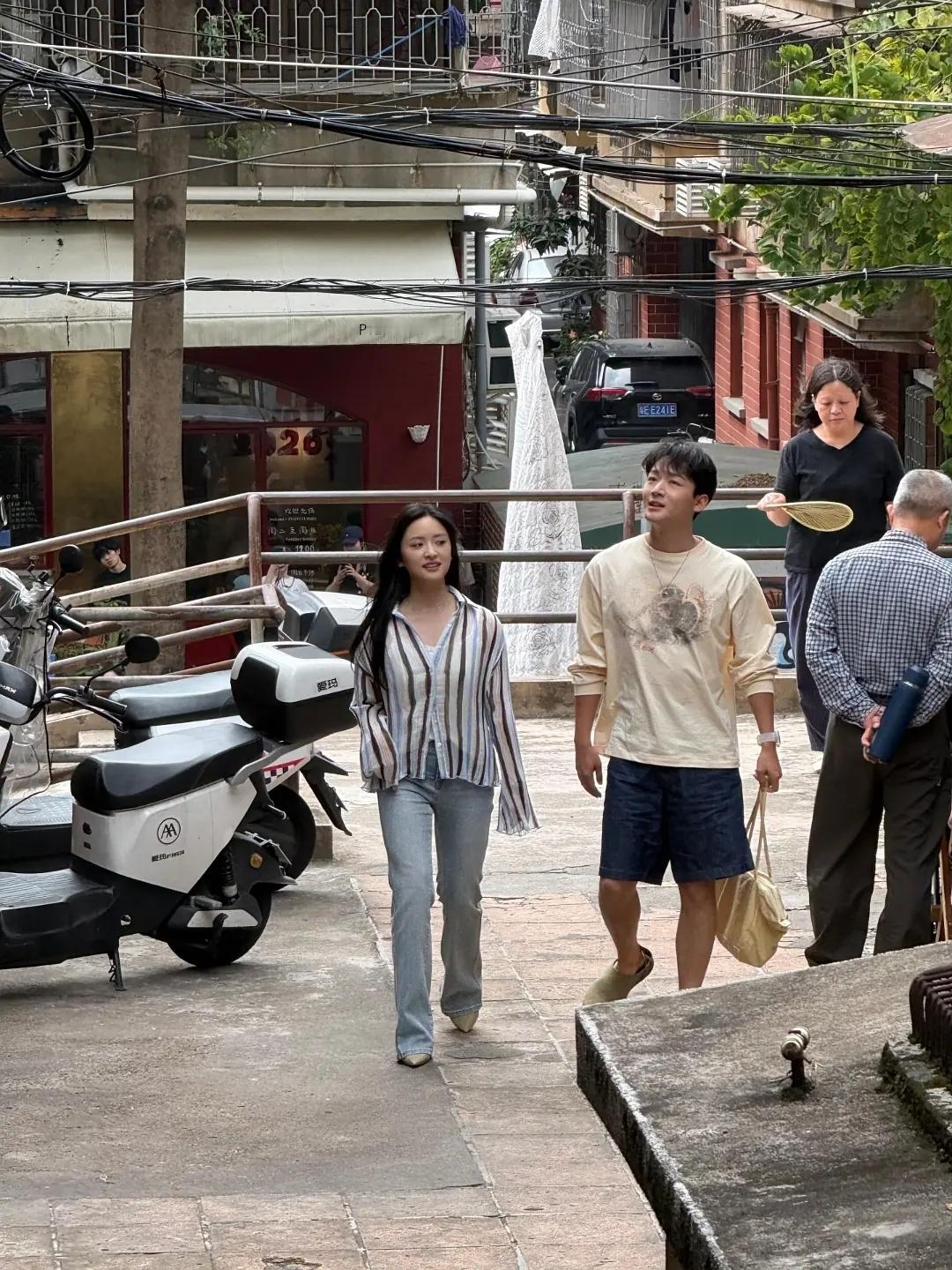 张晚意沈月路透，太接地气了。