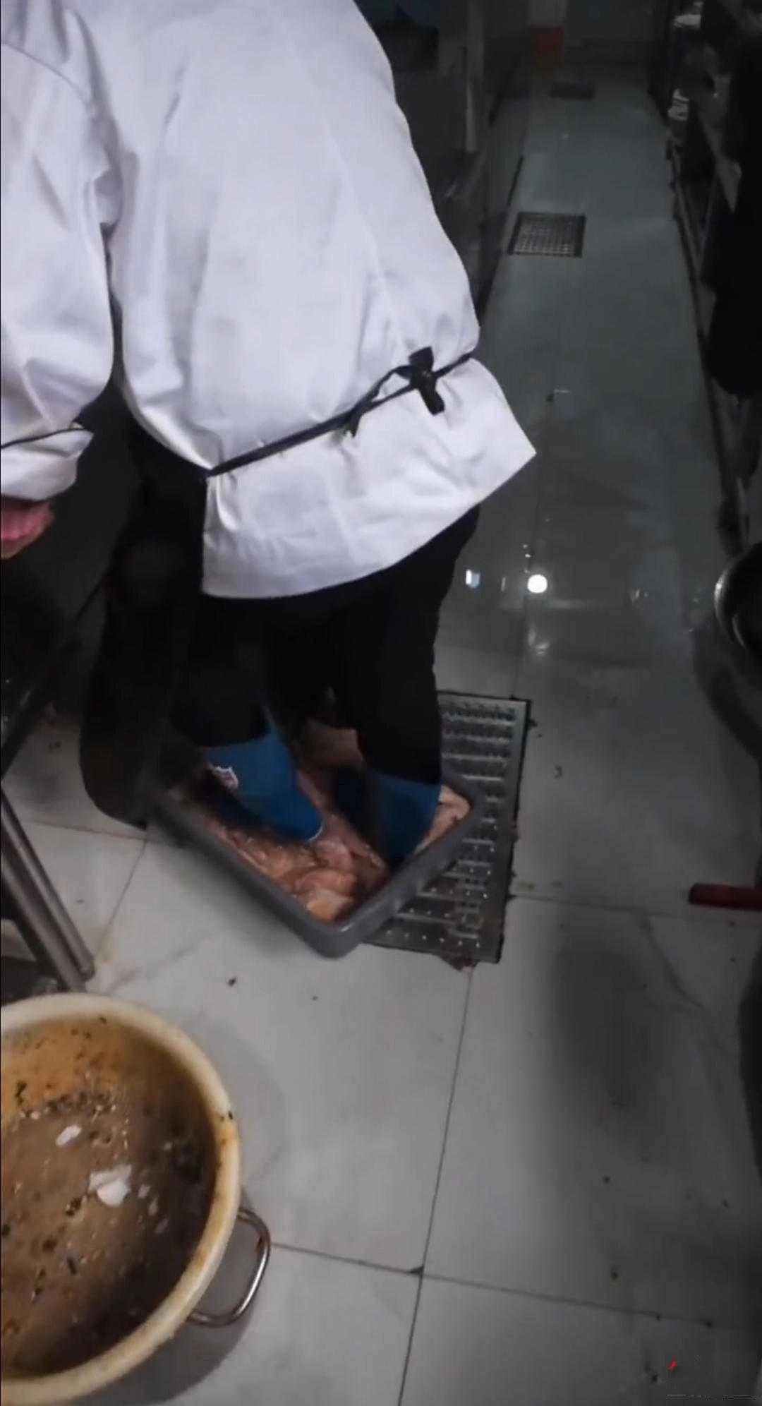 南京这家连锁餐厅的后厨，简直刷新了大家对“脏乱差”的认知！有网友发视频爆料