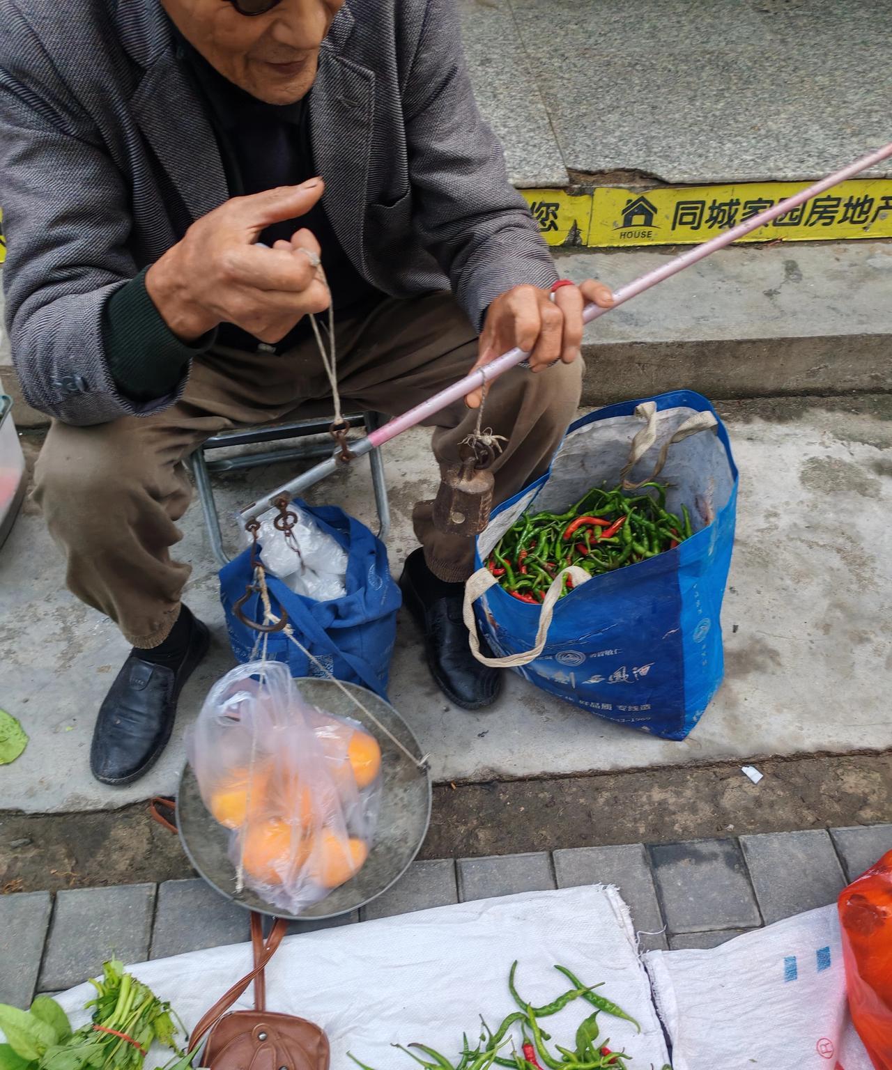 农村老人卖东西就像送似的10月8日，双节结束倒计时1天，我上街溜达，恰巧碰到郊