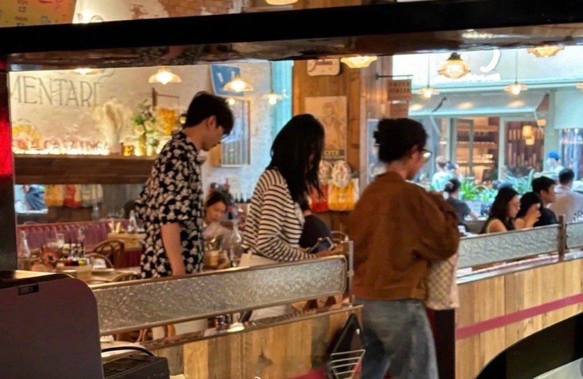 卢远王乐晨有网友偶遇王乐晨、卢远逛街，但每一张为啥都没正脸，真是远远吗​​​