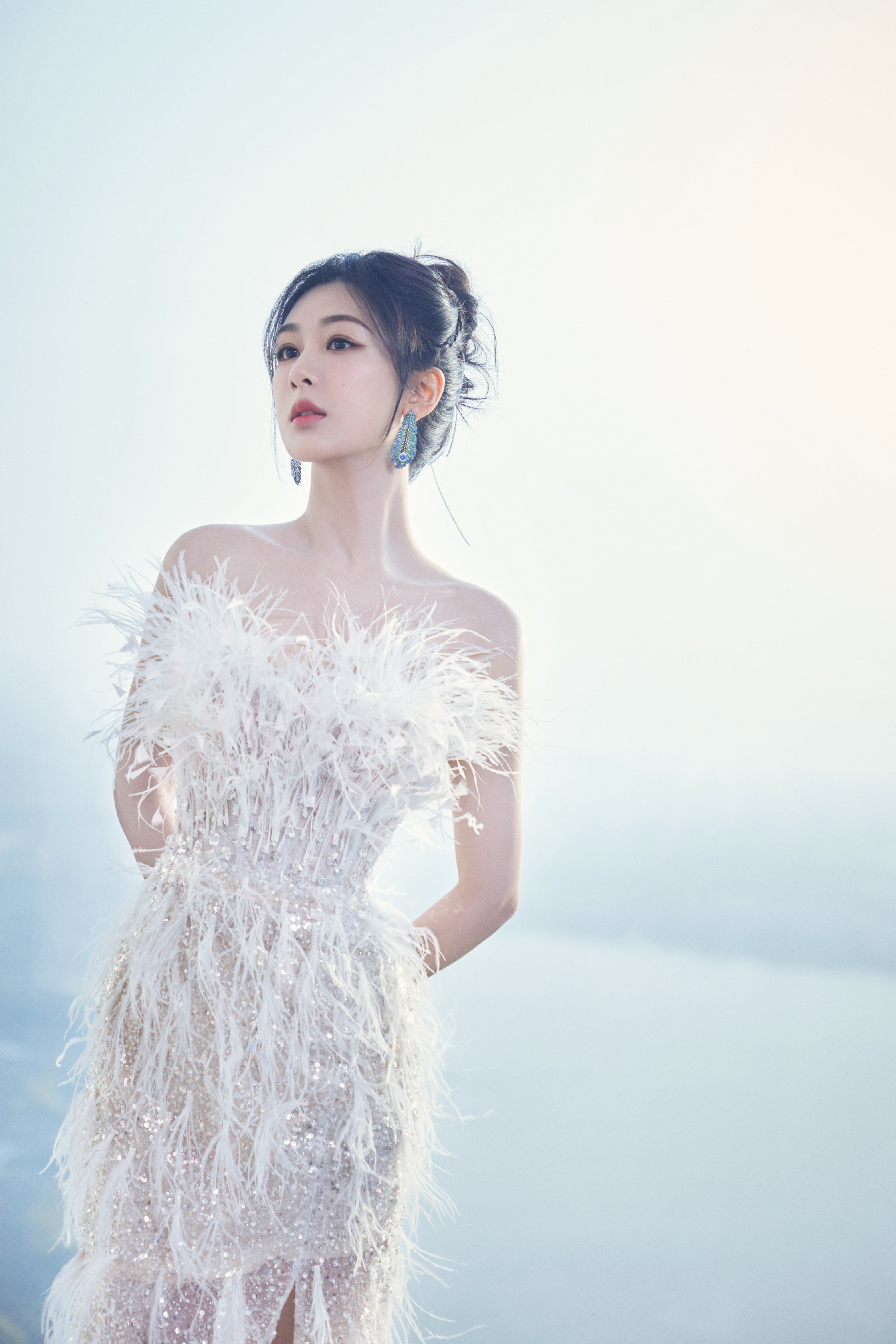 杨紫，流光羽毛裙，越来越气质迷人了。杨紫