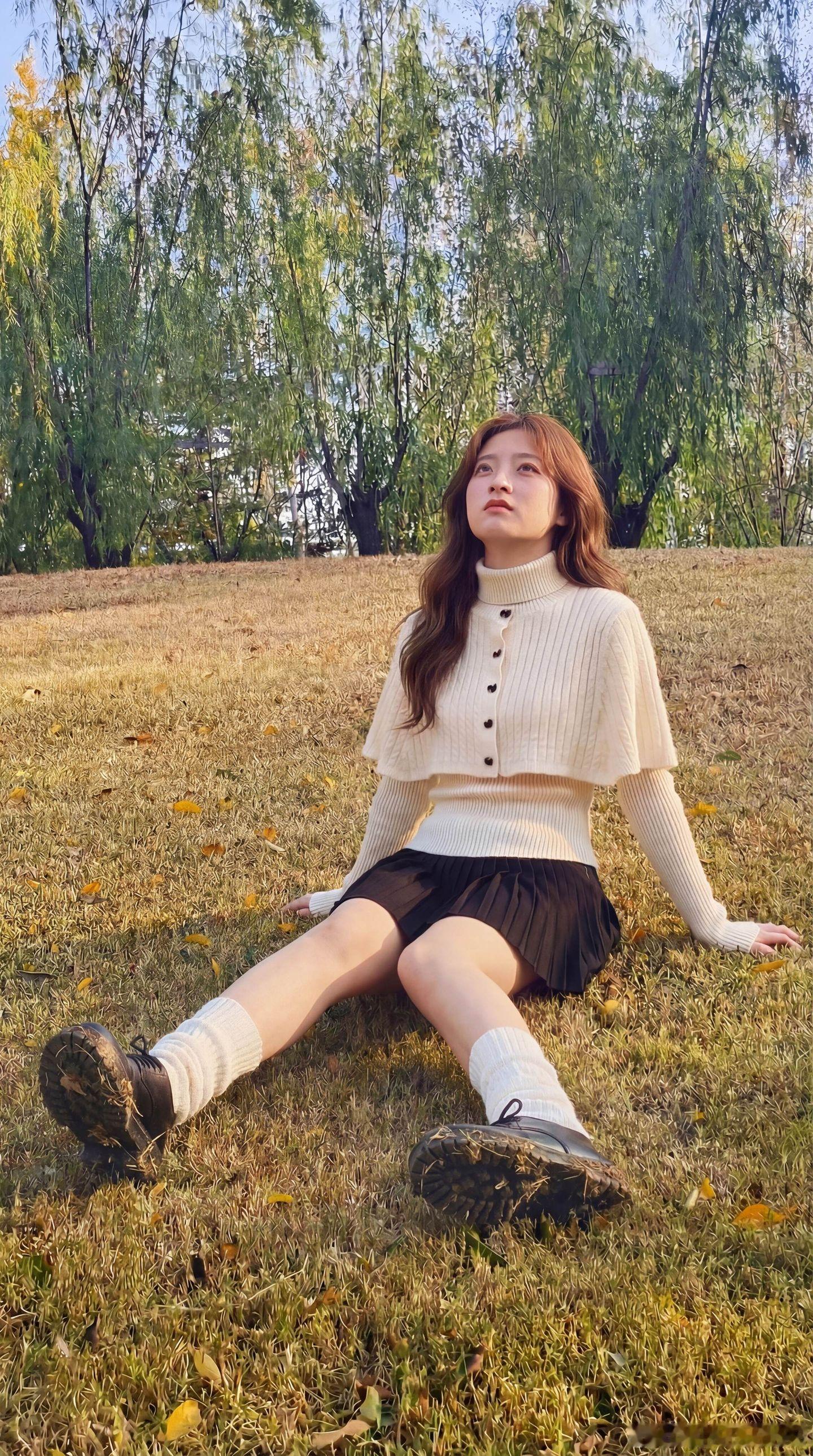 今天穿什么白毛衣，百褶裙美女绘梦长廊