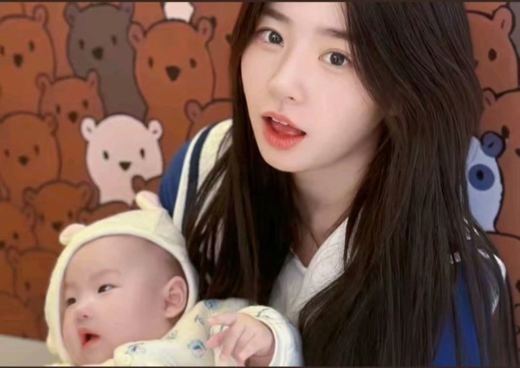 黄一鸣自曝大四实习期怀孕怎么一直在自曝听说去年年底就扒出了她男朋友抱着闪闪，一家