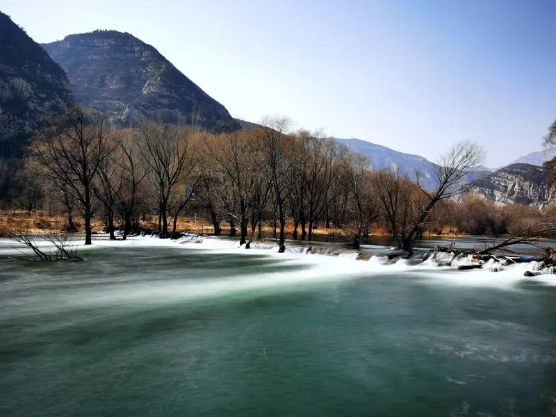 上联：冬去山明水秀，下联：请你来春来雁回虫飞