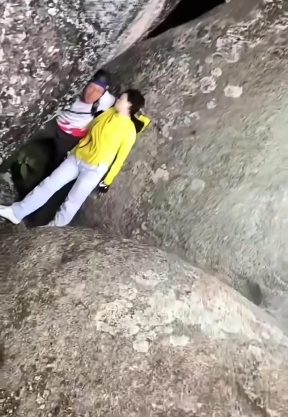 一声“我来个跳的”，女子爬山跳石头摔成粉碎性骨折！这教训太惨痛了爬山千万别