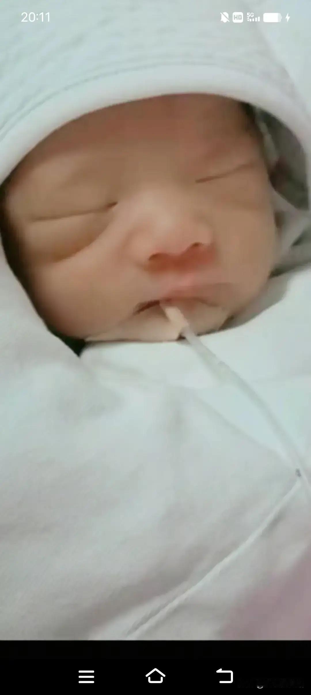泪目！河南郑州，产房里一个刚出生三天的小男婴不睁眼，不哭不闹，只睡，家里人起先当
