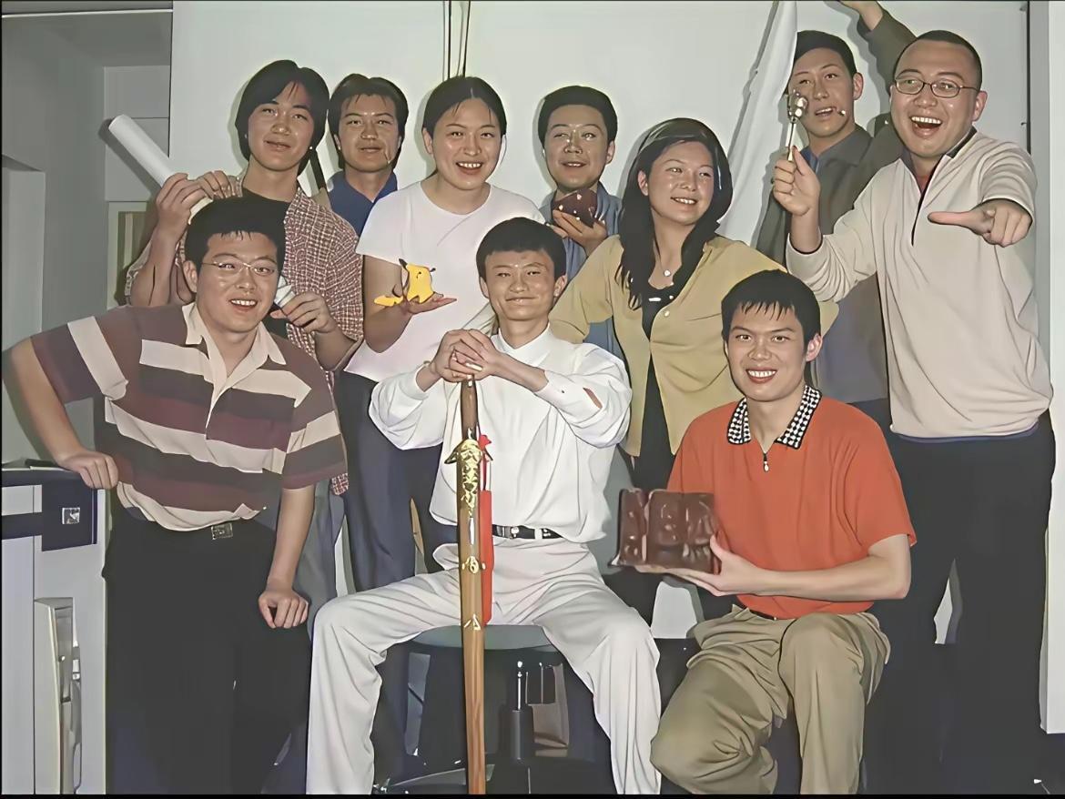 1999年，马云在自己家里创建了阿里巴巴，照片里透露出来的全是意气风发和满脸的自