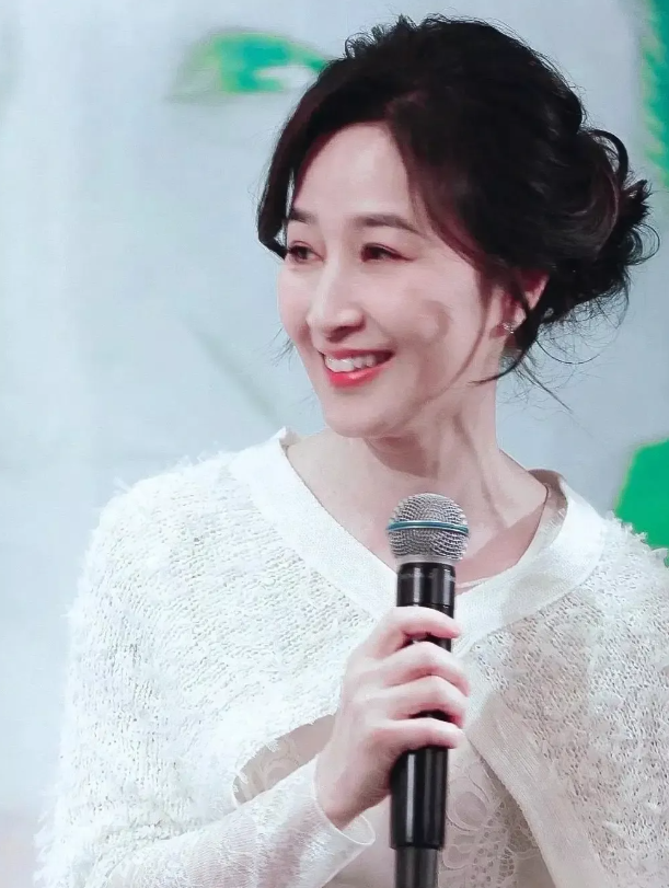 61岁关咏荷状态如少女关咏荷演过很多经典港剧深得很多剧迷的喜欢她嫁给渣渣辉