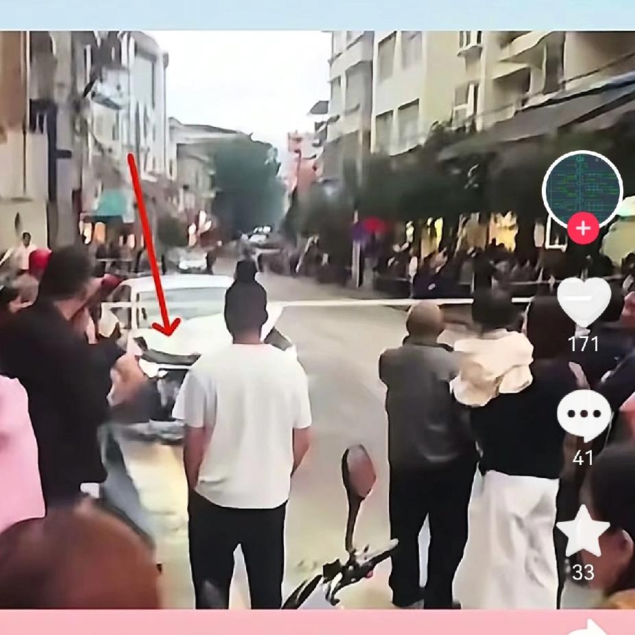 湖北利川的熊女士这事真是疑点重重，咱们来捋一捋。车上当时不止她一个人。副驾坐