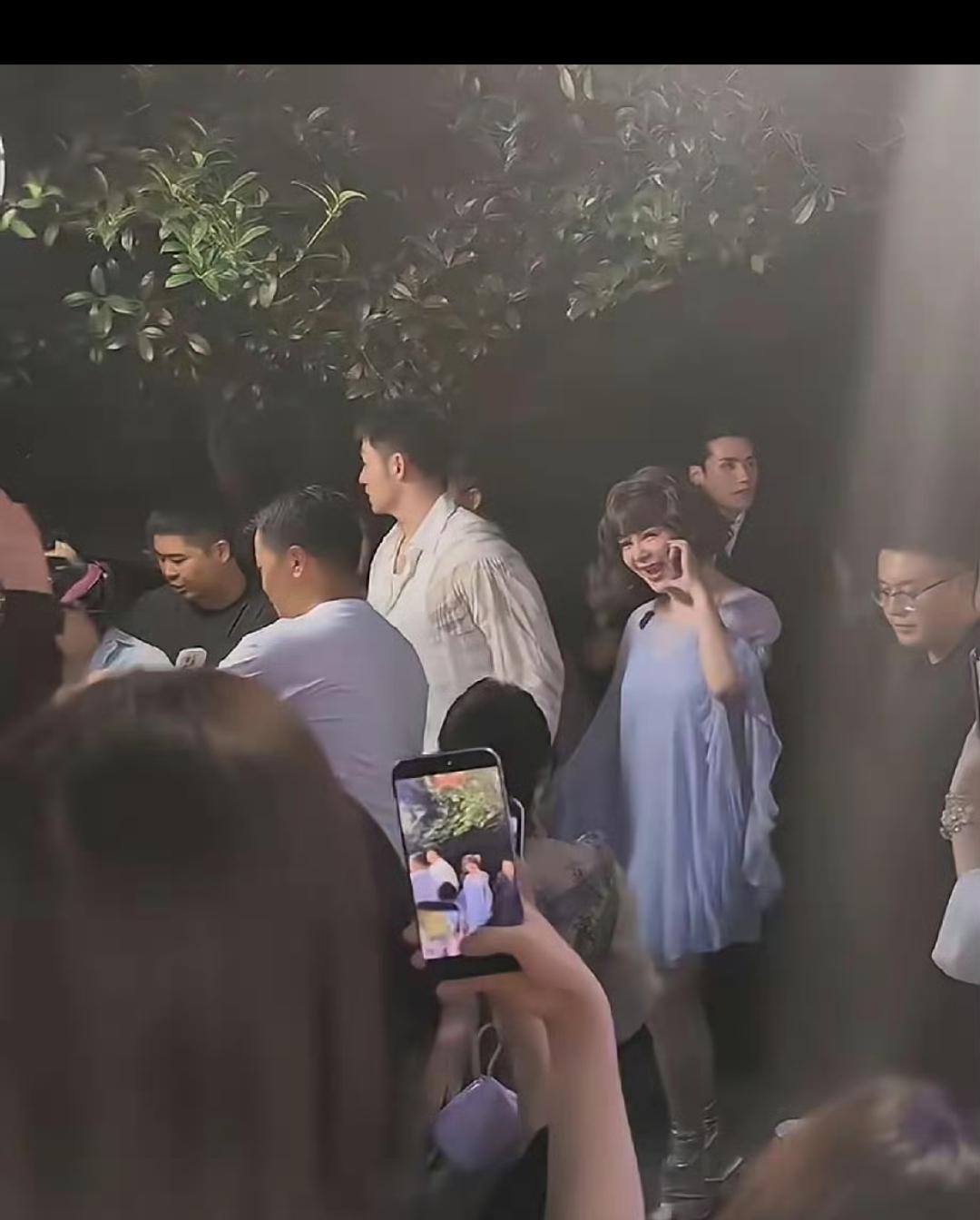 那么大年纪的人了，孩子都那么大了，还整天带着小男友各种炒作！她自己以为整的跟洋