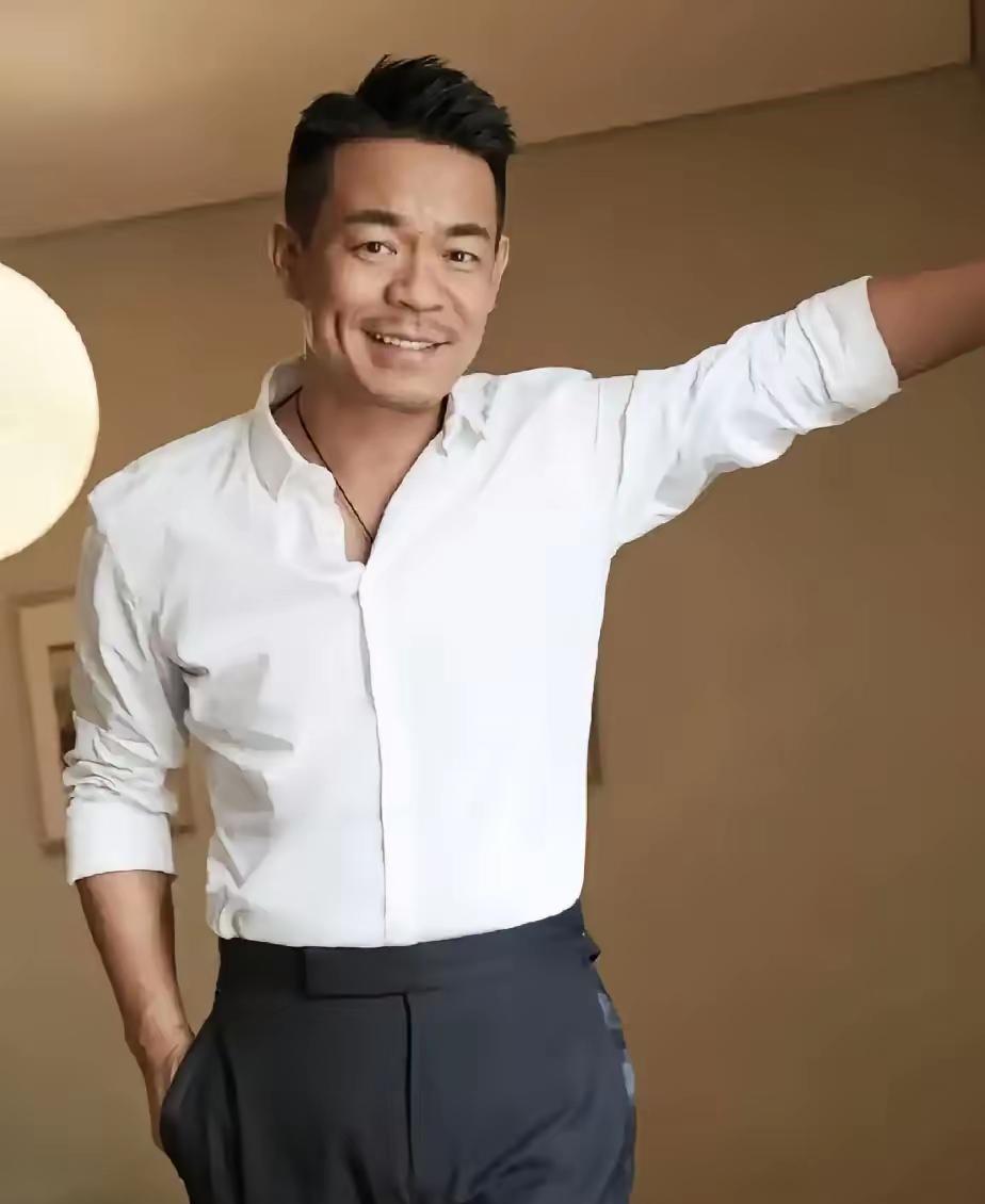 孙浩忍着膝盖积水在厚底靴里连转十八个圈，就为了演一个配角。这个靠《中华民谣》红