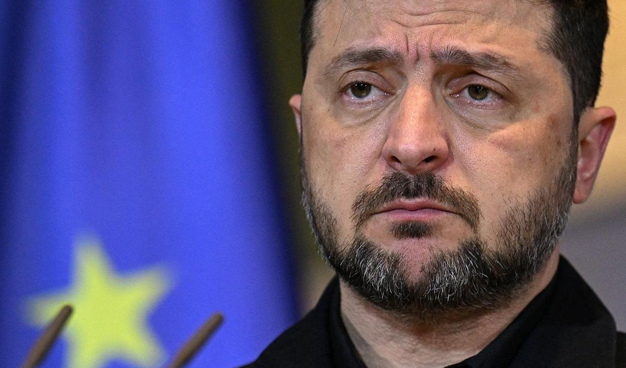 泽连斯基最致命的弱点就是没有主见！1、乌克兰战争初期，如果泽连斯基有主见，西方