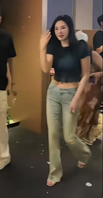 哇哦，张雨绮好漂亮哦，长发飘逸。蕾丝短T恤配牛仔裤喇叭裤大长腿华丽丽的，还露着迷