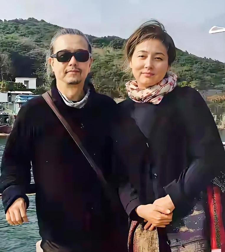 越看越像老年时的安欣。《父母爱情》剧播出也就10多年光景，张延的变化不小，头发白