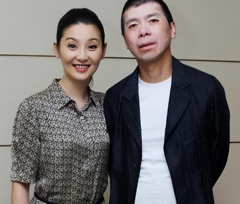 当年，冯小刚爱上了漂亮的徐帆，回家向妻子张娣提出离婚:“我爱上了别人，我们离婚吧