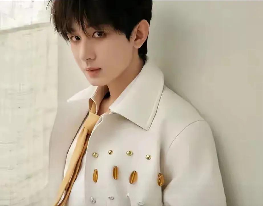 谁能想到，当年在陈晓身后连正式镜头都难有的小书童成毅，如今已逆袭成顶流大男主！他