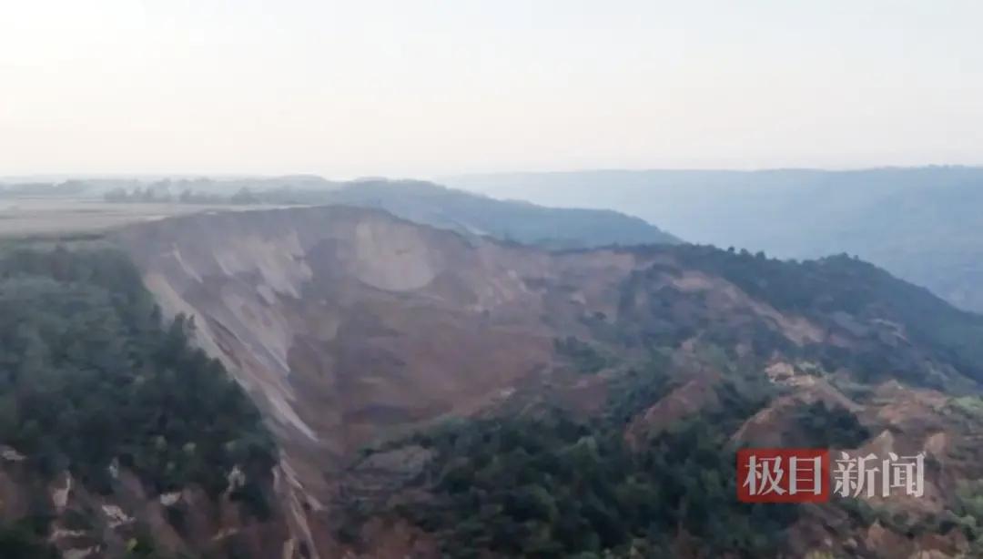 陕西咸阳旬邑县清塬镇53岁农妇李某某，在10月24日上午收玉米时突遇山体坍塌，被