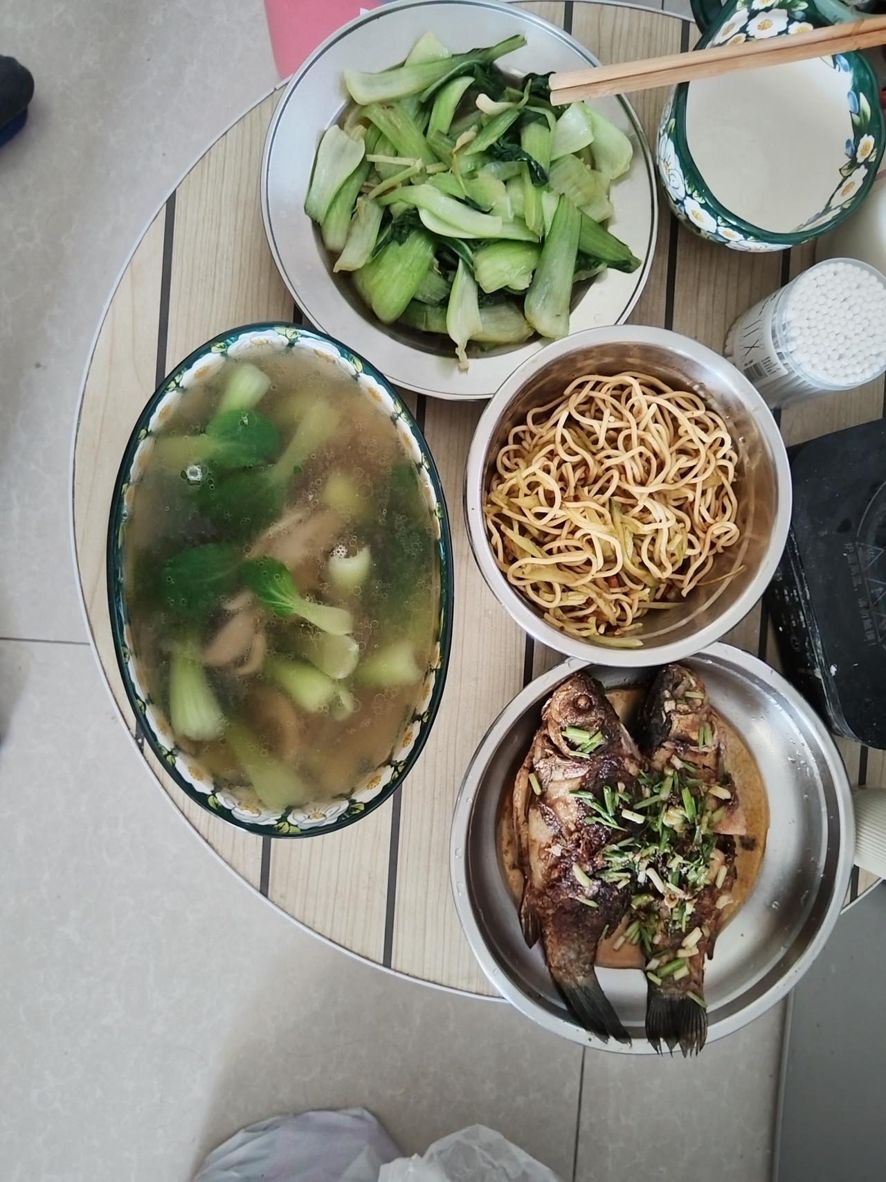 周日休息，给自己安排了一顿超满足的打工人午餐。两菜一汤加一份凉拌面，这配置简直绝