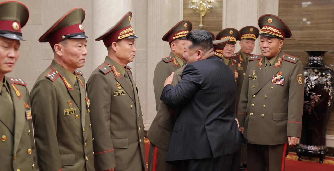 金正恩元帅接见参加国家表彰大会的人民军海外作战部队主要指挥员。时间是8月20日
