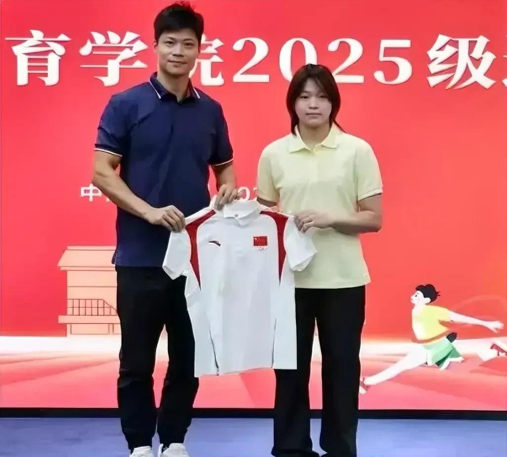 全红婵入学后与院长苏炳添合影，以前的搞笑互动不大可能出现了，毕竟小孩子长成大姑娘