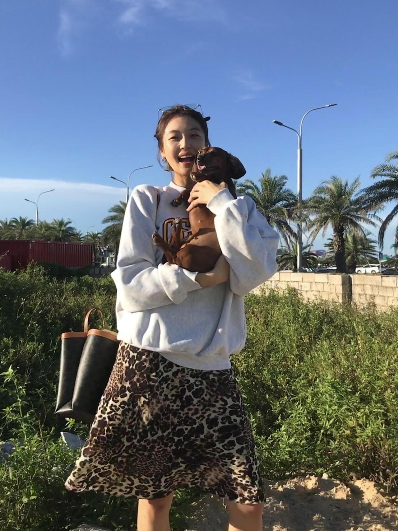 跟孙千学穿搭，套头卫衣配短裙，太适合初秋了！宽松浅灰字母卫衣弱化慵懒感，中和豹纹