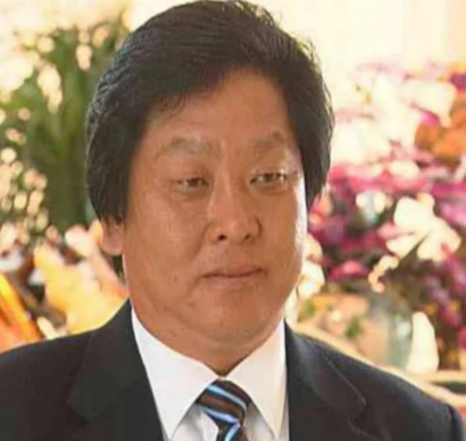 他10岁讨饭，弟弟饿死在怀里；13岁打铁谋生，23岁闯关东，尝尽人间疾苦，这个“