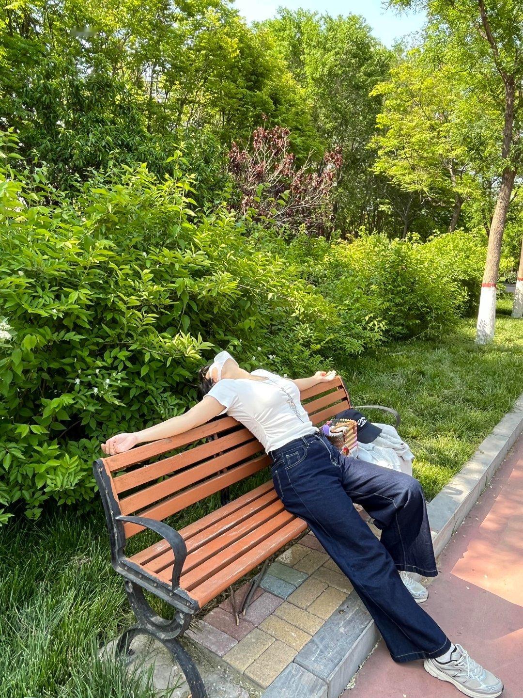晒太阳休息