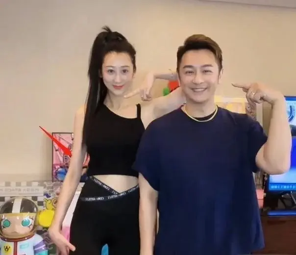 瞧人家生了好几个孩子，肚子还这么平坦