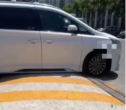近日，辽宁大连甘井子区一处路面增设水泥减速带，导致多辆路过时底盘被刮。甘井子区城