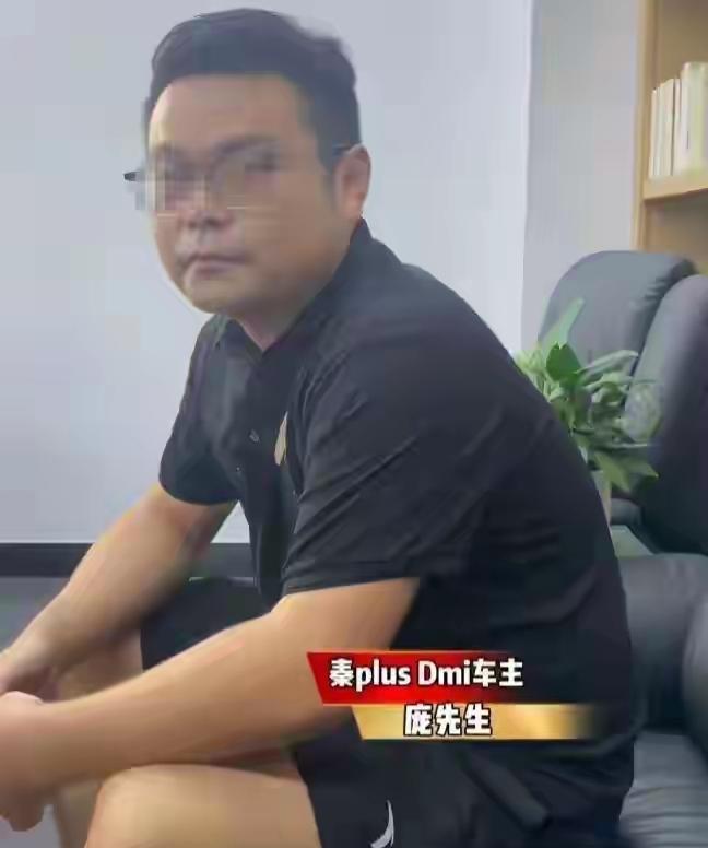 比亚迪庞先生在4s店蹭饭260顿后续:他本人正脸照曝光，戴着眼镜长得胖乎乎的。关