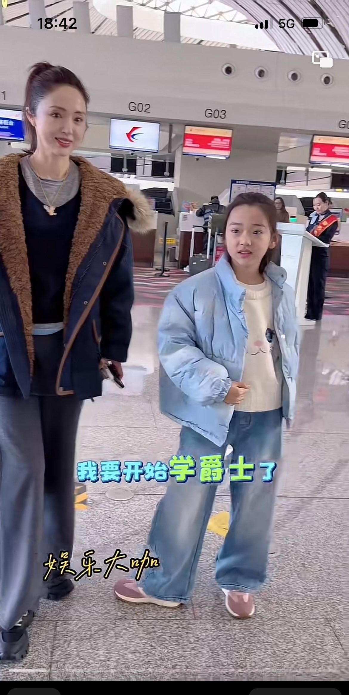 这个小女孩是不是被玩坏了，年纪轻轻就被妈妈带出来曝光在媒体面前，董璇不知道自己是