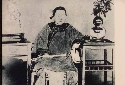 1868年，45岁的李鸿章看到母亲露在轿帘外的脚，忙低声说：“娘，你把脚
