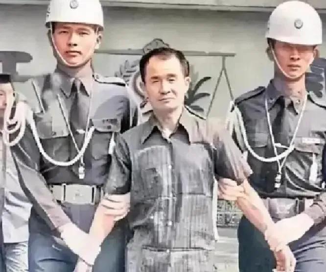1982年，被判死刑的抗战老兵李师科，即将被押赴刑场。他换上了崭新的短袖、衬衣，