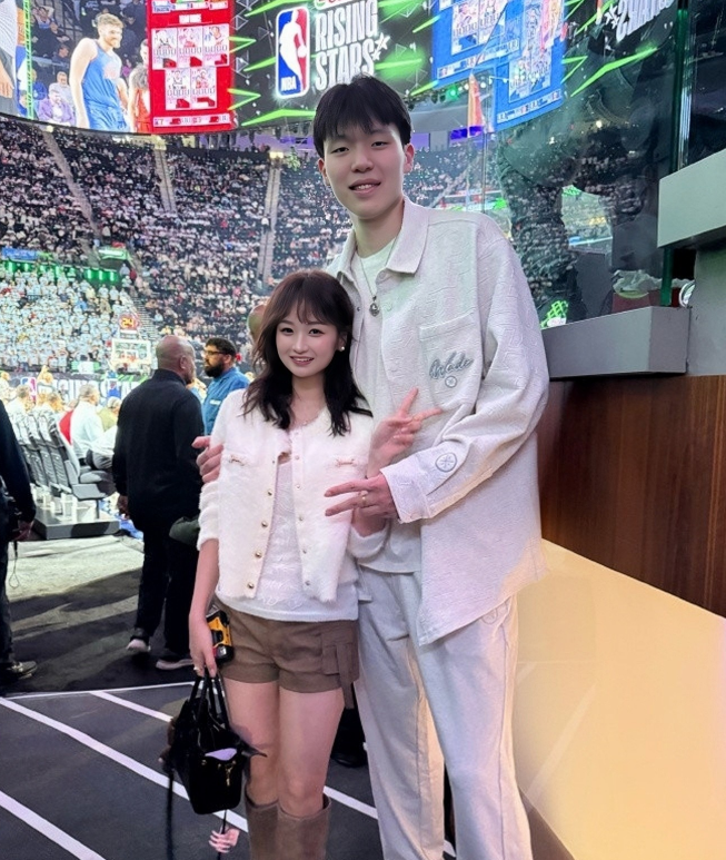 杨瀚森晒出和女友的合照庆祝自己第一次全明星之旅。他写道：“第一次NBA全明星之旅