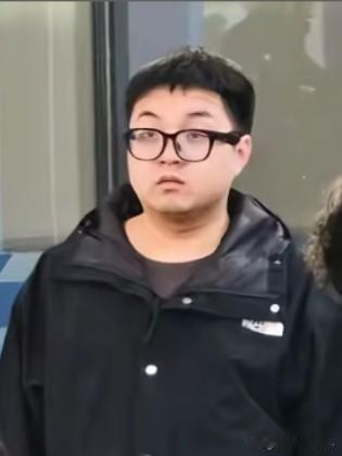 杭州提车当天就撞倒销售这事儿，从小伙的打扮来看应该不差钱，戴的小米AI眼镜和北面