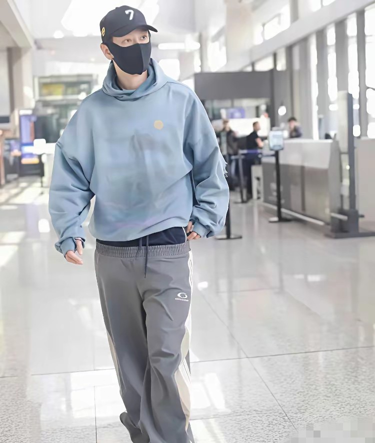 47岁黄晓明走机场放飞自我，裤子提一半露秋裤，这是什么穿法？