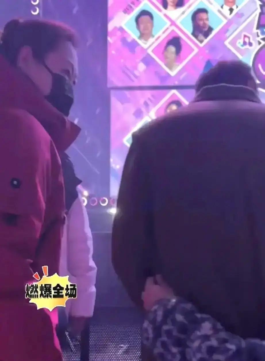 赵本山老婆马丽娟，冲上女儿球球的粉丝会，一声“关手机”，全场几百个镜头瞬间熄灭。