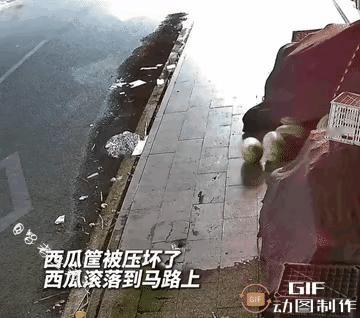 福建的一个小老板，每天早上起来都会给西瓜篷布拿掉，晚上收工时再盖上。这天早上，老