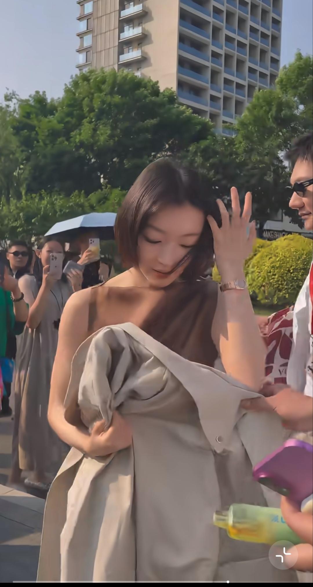 阿那亚戏剧节偶遇周冬雨，利落短发特有女人味，咖色单肩长裙高级时尚，皮肤细腻光滑。